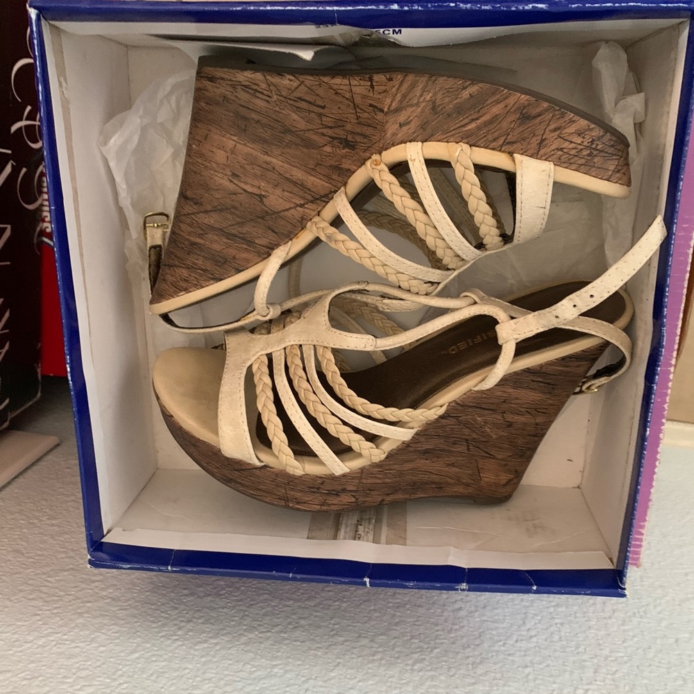 Cute summer wedges size 5.5